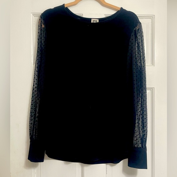 Black top with sheer polka dot sleeves - Picture 1 of 1